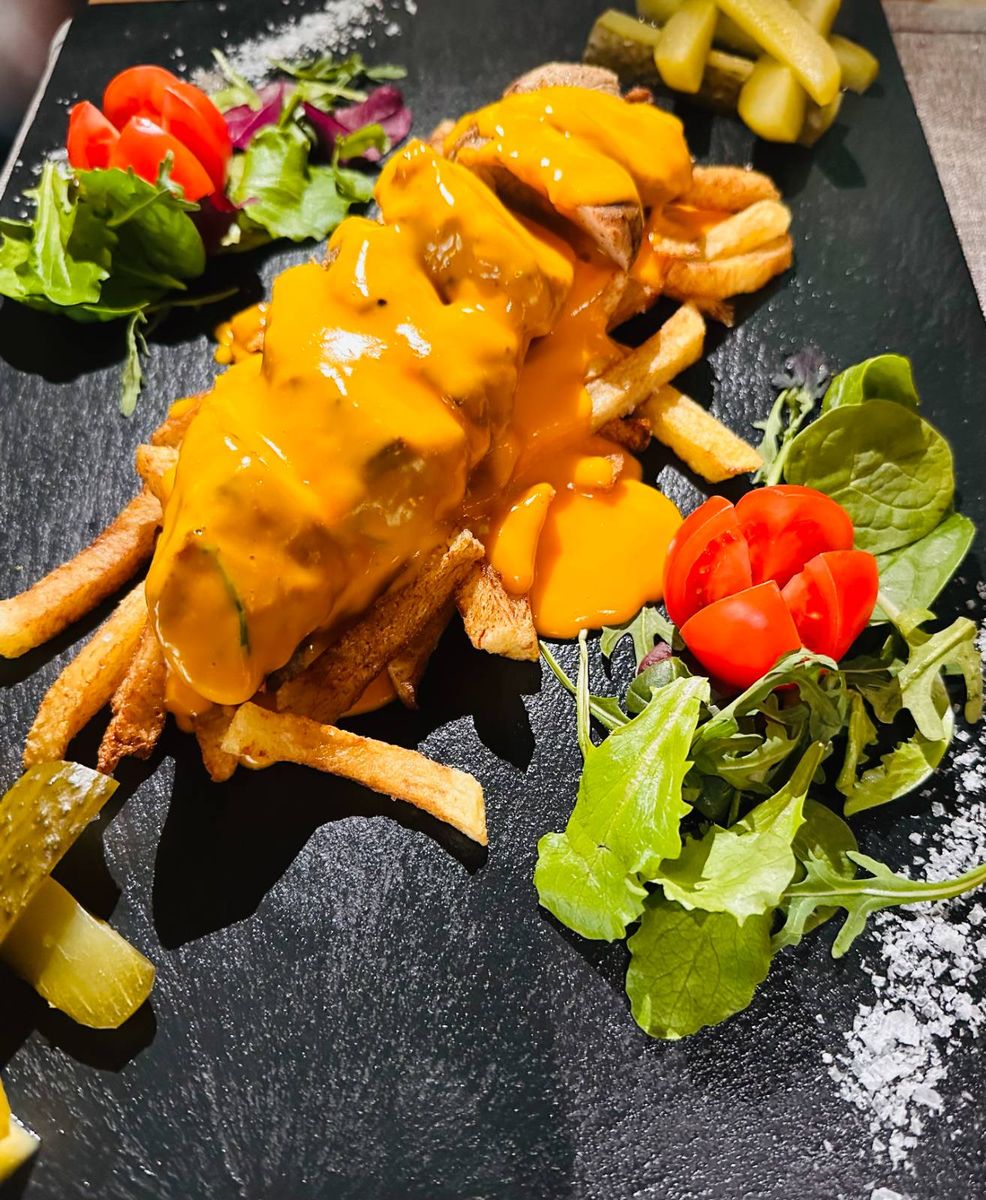 Muschiule de Porc Acompaniat de Cartofi Prajiti, cheddar 